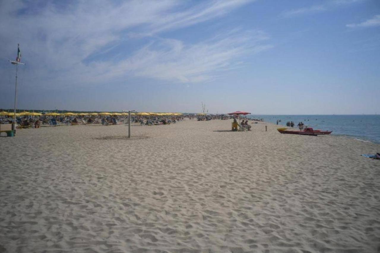Comfortabele Familie Chalets Met Veranda Incl Airco Dichtbij Zee! Viareggio Exterior foto